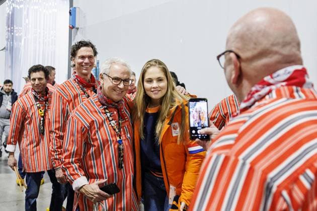 MILAN - Princess Amalia with the band Kleintje Pils before the 3,000-meter long track Speed skating, Eisschnelllauf event at the Milan Speed Skating Stadium at the Milan Winter Olympics. ROBIN VAN LONKHUIJSEN ANP xVIxANPxSportx xxANPxIVx 549926856 originalFilename: 549926856.jpg