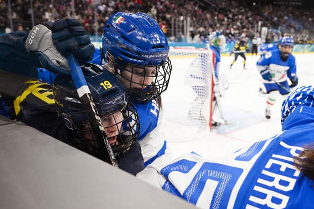 MILANO, ITALIEN 20260207 Sveriges Sara Hjalmarsson och Italiens Manuela Heidenberger under gruppspelsmatchen i grupp B mellan Sverige och Italien i Santagiulia Arena under OS i Milano. *** Bilden ingar i SPORTPAKET. För övriga BETALBILD ** MILANO ITALIEN x10070x *** MILANO, ITALY 20260207 Swedens Sara Hjalmarsson and Italys Manuela Heidenberger during the group B match between Sweden and Italy at the Santagiulia Arena during the Milan Olympics Picture in SPORTPAKET For others PAYPICTURE MILANO ITALY x10070x  Copyright: xJessicaxGow TTx OS 2026 ISHOCKEY SVERIGE-ITALIEN