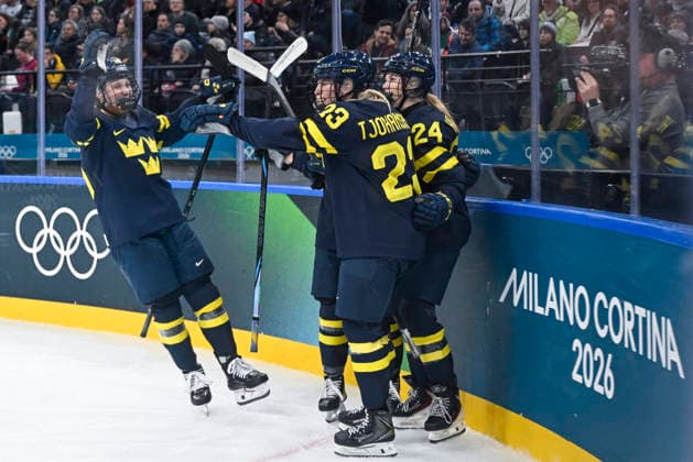 MILANO, ITALIEN 20260207 Sveriges Thea Johansson jublar med sina lagkamrater efter att hon har gjort mal, 5-1, under gruppspelsmatchen i grupp B mellan Sverige och Italien i Santagiulia Arena under OS i Milano. *** Bilden ingar i SPORTPAKET. För övriga BETALBILD ** MILANO ITALIEN x10070x *** MILANO, ITALY 20260207 Swedens Thea Johansson cheers with her teammates after scoring a goal, 5 1, during the group B match between Sweden and Italy at the Santagiulia Arena during the Milan Olympics Picture in SPORTPAKET For others PAYPICTURE MILANO ITALY x10070x  Copyright: xJessicaxGow TTx OS 2026 ISHOCKEY SVERIGE-ITALIEN