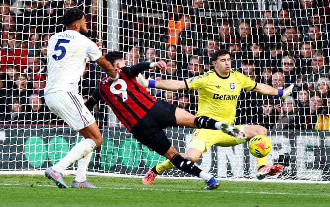 Emiliano Martinez of Aston Villa makes a save from Evanilson of AFC Bournemouth. AFC Bournemouth v Aston Villa, Premier League, Football, Vitality Stadium, Bournemouth, UK - 07 Feb 2026Bournemouth Vitality Stadium United Kingdom EDITORIAL USE ONLY No use with unauthorised audio, video, data, fixture lists, club league logos or live services. Online in-match use limited to 120 images, no video emulation. No use in betting, games or single club league player publications. Copyright: xJamesxMarsh Shutterstockx 16524336bb