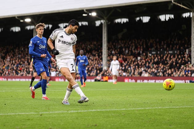 Fulham gegen Everton 07. Februar 2026, London Premier League Fußball Fulham gegen Everton Raul Jimenez von Fulham schießt zum ersten Tor, das als Eigentor gewertet wird Foto Jacques Feeney Abseits London UK  Copyright: xJacquesxFeeneyx xOffsidexOffside
