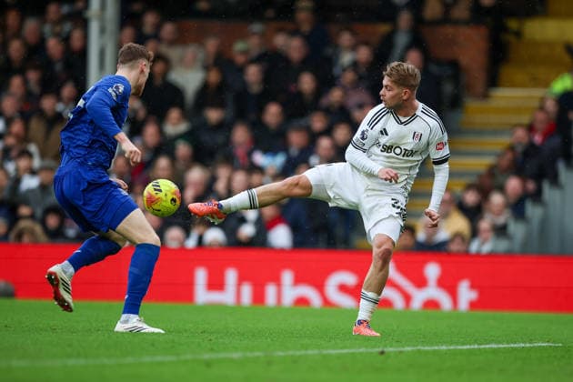 Fulham v Everton, Premier League Fulham Midfielder Emile Smith Rowe (32) brings the ball under control during the Premier League match between Fulham and Everton at Craven Cottage, London, UK on 7 February 2026. Editorial use only DataCo restrictions apply See www.football-dataco.com , Copyright: xChrisxFoxwellx PSI-23698-0047