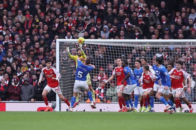 7th February 2026; Emirates Stadium, London, England; Premier League Football, Arsenal versus Sunderland; goalkeeper David Raya of Arsenal reaches for the ball over Daniel Ballard of Sunderland  KatiexChan