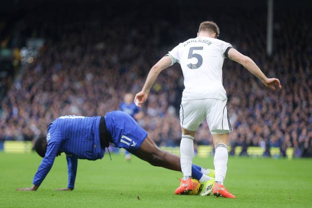 Fulham v Everton, English Premier League, Craven Cottage, London, UK - 07 02 2026 Joachim Andersen of Fulham tangles with Thierno Barry of Everton during the Premier League game at Craven Cottage London Craven Cottage London GBR, UK NEWSPAPERS OUT Copyright: xMarkxGreenwoodx
