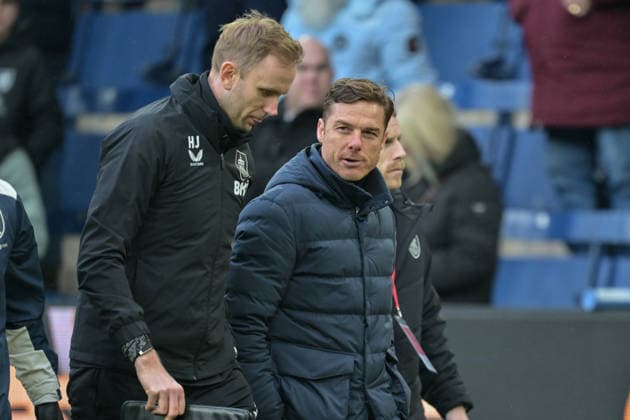 7th February 2026; Turf Moor, Burnley, Lancashire, England; Premier League Football, Burnley versus West Ham United; Manger of Burnley Scott Parker speaks to coaching staff after the half time whistle  LeexDurkin