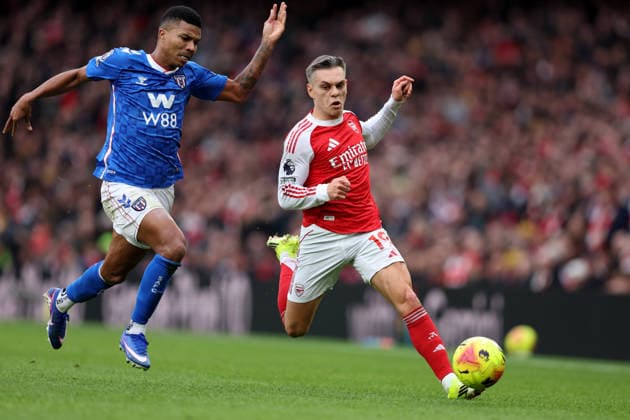 Arsenal gegen Sunderland 07 Februar 2026, London Premier League Fußball Arsenal gegen Sunderland Reinildo Mandava von Sunderland und Leandro Trossard von Arsenal Foto Charlotte Wilson Abseits London UK  Copyright: xCharlottexWilsonx xOffsidexOffside