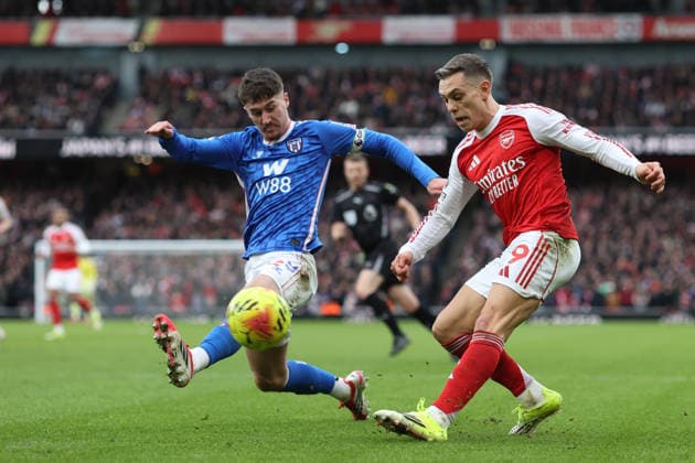 Arsenal v Sunderland 07 Februar 2026, London Premier League Fußball Arsenal v Sunderland Trai Hume von Sunderland und Leandro Trossard von Arsenal Foto Charlotte Wilson Abseits London UK  Copyright: xCharlottexWilsonx xOffsidexOffside