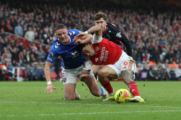 Arsenal gegen Sunderland 07. Februar 2026, London Premier League Fußball Arsenal gegen Sunderland Daniel Ballard von Sunderland bringt Gabriel Jesus von Arsenal im Strafraum zu Fall, aber die Fahne war wegen Abseits oben Foto Charlotte Wilson Abseits London UK  Copyright: xCharlottexWilsonx xOffsidexOffside