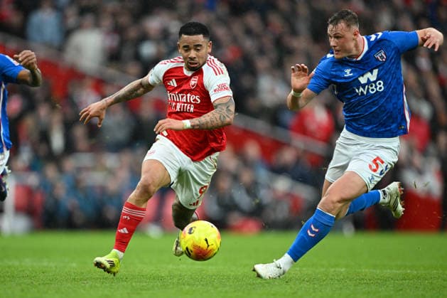 Arsenal v Sunderland, Premier League Arsenal forward Gabriel Jesus (9) under pressure from Sunderland AFC defender Daniel Ballard (5) during the Premier League match between Arsenal and Sunderland at the Emirates Stadium, London, UK on 7 February 2026. London Emirates Stadium Greater London UK Editorial use only DataCo restrictions apply See www.football-dataco.com , Copyright: xSimonxTraylenx PSI-23707-0020