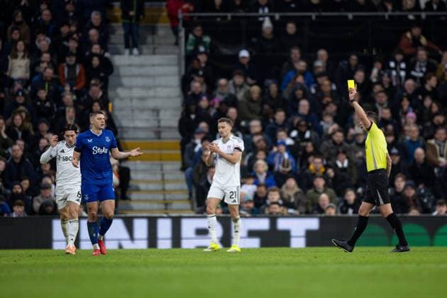 Vitaliy Mykolenko of Everton is shown a yellow card Fulham v Everton, Premier League, Football, Craven Cottage, London, UK - 07 Feb 2026London Craven Cottage United Kingdom EDITORIAL USE ONLY No use with unauthorised audio, video, data, fixture lists, club league logos or live services. Online in-match use limited to 120 images, no video emulation. No use in betting, games or single club league player publications. Copyright: xIanxTuttle Shutterstockx 16524362bn