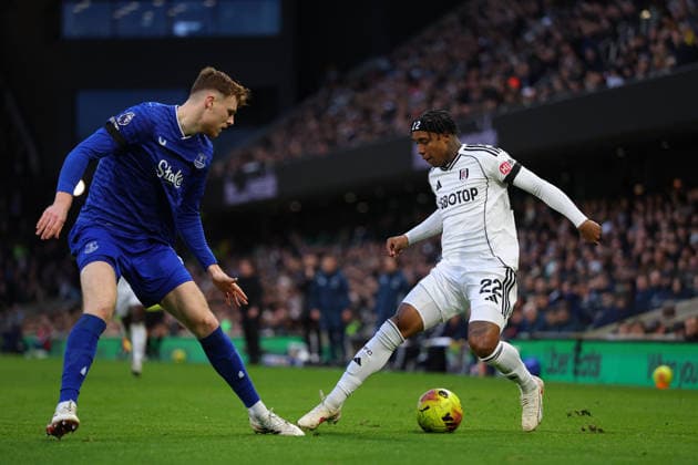 7th February 2026; Craven Cottage, Fulham, London, England; Premier League Football, Fulham versus Everton; Kevin of Fulham closely marked by Jake O Brien of Everton  JohnxPatrickxFletcher