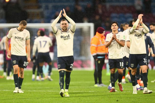 Jarrod Bowen of West Ham United applauds the fans Burnley v West Ham United, Premier League, Football, Turf Moor, Burnley, UK - 07 Feb 2026Burnley Turf Moor United Kingdom EDITORIAL USE ONLY No use with unauthorised audio, video, data, fixture lists, club league logos or live services. Online in-match use limited to 120 images, no video emulation. No use in betting, games or single club league player publications. Copyright: xPhilxOldham Shutterstockx 16524361bc