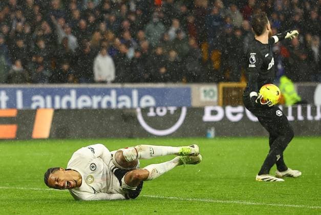 Joao Pedro of Chelsea reacts after being kicked by Jose Sa of Wolverhampton Wanderers Wolverhampton Wanderers v Chelsea, Premier League, Football, Molineux, Wolverhampton, UK - 07 Feb 2026Wolverhampton Molineux United Kingdom EDITORIAL USE ONLY No use with unauthorised audio, video, data, fixture lists, club league logos or live services. Online in-match use limited to 120 images, no video emulation. No use in betting, games or single club league player publications. Copyright: xMichaelxZemanek Shutterstockx 16524375ay