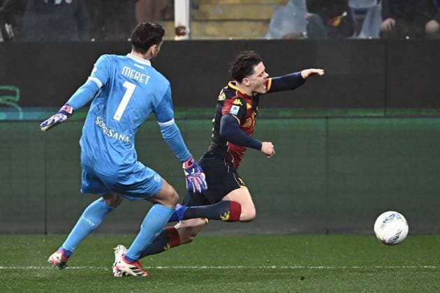 February 7, 2026, Genoa, ITALY: Genoa s Carvalho Olivera Vitinha and Napoli s goalkeeper Alex Meret in action during the Italian Serie A soccer match Genoa Cfc vs Ssc Napoli at Luigi Ferraris stadium in Genoa, Italy, 07 february 2026..ANSA LUCA ZENNARO. Serie A, Genoa Cfc Vs Ssc Napoli  - ZUMAa110 20260207_zaf_a110_020 Copyright: xLucaxZennarox