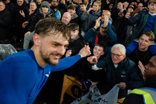 Fulham gegen Everton 07. Februar 2026, London Premier League Fußball Fulham gegen Everton Kiernan Dewsbury Hall von Everton gibt sein Trikot an einen Fan Foto Jacques Feeney Abseits London UK  Copyright: xJacquesxFeeneyx xOffsidexOffside