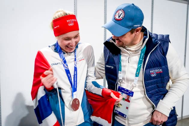 Winter Olympics in Milan Cortina 2026 Milan, Italy 20260207. Ragne Wiklund with the silver medal together with coach Jonas Bekken after 3000 meters of skating in the Milan Speed skating, Eisschnelllauf arena during the Winter Olympics in Milan Cortina 2026. Photo: Heiko Junge NTB Milano Italy EDITORIAL USE ONLY. RESTRICTED USE FOR BETTING COMPANIES Ref:_SPOiAGKE07Ik_Y.jpg *** Winter Olympics in Milan Cortina 2026 Milan, Italy 20260207 Ragne Wiklund with the silver medal together with coach Jonas Bekken after 3000 meters of skating in the Milan Speed Skating arena during the Winter Olympics in Milan Cortina 2026 Photo Heiko Junge NTB Milano Italy EDITORIAL USE ONLY RESTRICTED USE FOR BETTING COMPANIES  Copyright: xHeikoxJungex xNTBx