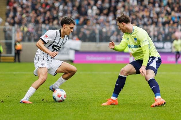 Frederik Schmahl SV 07 Elversberg in duel with Pascal Klemens Hertha BSC Berlin , SV Elversberg vs Hertha BSC Berlin, Football, 2 Bundesliga, Matchday 21, Season 2025 2026, 07 02 2026 DFB regulations prohibit any use of photographs as image sequences and or quasi video SV Elversberg vs Hertha BSC Berlin, Football, 2 Bundesliga, Matchday 21, Season 2025 2026, 07 02 2026 Copyright: xEibner-Pressefoto AlexanderxNeisx EP_ANS