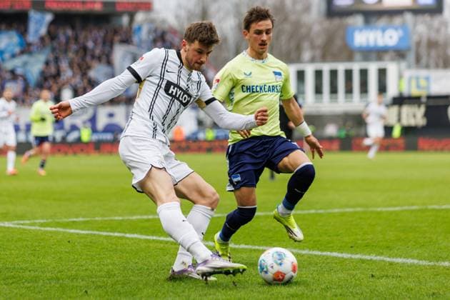 Lukas Petkov SV 07 Elversberg in duel with Michal Karbownik Hertha BSC Berlin , SV Elversberg vs Hertha BSC Berlin, Football, 2 Bundesliga, Matchday 21, Season 2025 2026, 07 02 2026 DFB regulations prohibit any use of photographs as image sequences and or quasi video SV Elversberg vs Hertha BSC Berlin, Football, 2 Bundesliga, Matchday 21, Season 2025 2026, 07 02 2026 Copyright: xEibner-Pressefoto AlexanderxNeisx EP_ANS