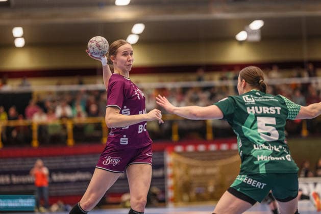 GER, Bensheim, HSG Bensheim Auerbach Flames vs TuS Metzingen, Alsco Handball Bundesliga Frauen, Handball, DHB, Spielzeit 2025 2026, Weststadthalle Bensheim, 16 Spieltag im Bild v l Klara Schlegel TuS Metzingen , Isabell Hurst HSG Bensheim Auerbach Flames Frauen 5 DFB DFL REGULATIONS PROHIBIT ANY USE OF PHOTOGRAPHS AS IMAGE SEQUENCES AND OR QUASI VIDEO, 07 02 2026 Copyright: HMBxMedia HendrikxHamelau