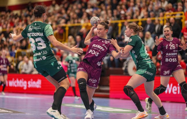 GER, Bensheim, HSG Bensheim Auerbach Flames vs TuS Metzingen, Alsco Handball Bundesliga Frauen, Handball, DHB, Spielzeit 2025 2026, Weststadthalle Bensheim, 16 Spieltag im Bild v l Lucie Marie Kretzschmar HSG Bensheim Auerbach Flames Frauen 33 , Carolin Hübner TuS Metzingen Handball 56 , Nina Engel HSG Bensheim Auerbach Flames Women 6 DFB DFL REGULATIONS PROHIBIT ANY USE OF PHOTOGRAPHS AS IMAGE SEQUENCES AND OR QUASI VIDEO, 07 02 2026 Copyright: HMBxMedia HendrikxHamelau