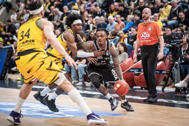 Cobe Williams BMA365 Bamberg Baskets, 24 vs Stefan Smith MHP RIESEN Ludwigsburg, 03 and Gavin Schilling MHP RIESEN Ludwigsburg, 34 GER, MHP Riesen vs BMA365 Bamberg Baskets, Basketball Bundesliga, easycredit BBL, Matchday 19, Season 2025 2026, 07 02 2026 GER, MHP Riesen vs BMA365 Bamberg Baskets, Basketball Bundesliga, easycredit BBL, Matchday 19, Season 2025 2026, 07 02 2026 Ludwigsburg Copyright: xSandyxDinkelackerx EP_SDR