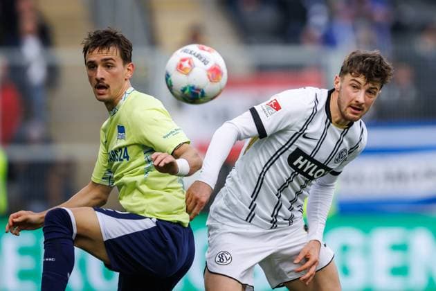 Michal Karbownik Hertha BSC Berlin in duel with Lukas Petkov SV 07 Elversberg , SV Elversberg vs Hertha BSC Berlin, Football, 2 Bundesliga, Matchday 21, Season 2025 2026, 07 02 2026 DFB regulations prohibit any use of photographs as image sequences and or quasi video SV Elversberg vs Hertha BSC Berlin, Football, 2 Bundesliga, Matchday 21, Season 2025 2026, 07 02 2026 Copyright: xEibner-Pressefoto AlexanderxNeisx EP_ANS
