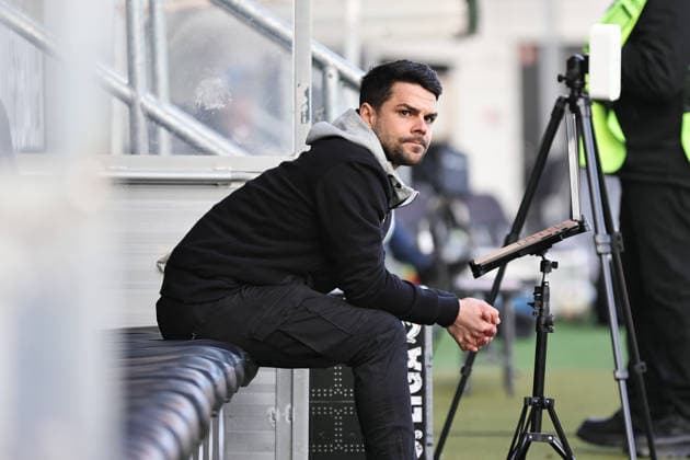 07 02 2026, Soccer, Men, 3 League, 23 Matchday Season 2025 2026 Third League SV Wehen Wiesbaden FC Schweinfurt 05 Coach Victor Kleinhenz FC Schweinfurt 05 sitting on the bench, single photo Wiesbaden Brita Arena Wiesbaden Hessen Germany