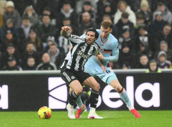 Sandro Tonali of Newcastle United fends off Sepp van den B ,erg of Brentford Newcastle United v Brentford, Premier League, Football, St James Park, Newcastle, UK - 07 Feb 2026Newcastle St James Park United Kingdom EDITORIAL USE ONLY No use with unauthorised audio, video, data, fixture lists, club league logos or live services. Online in-match use limited to 120 images, no video emulation. No use in betting, games or single club league player publications. Copyright: xRichardxLee Shutterstockx 16524399w