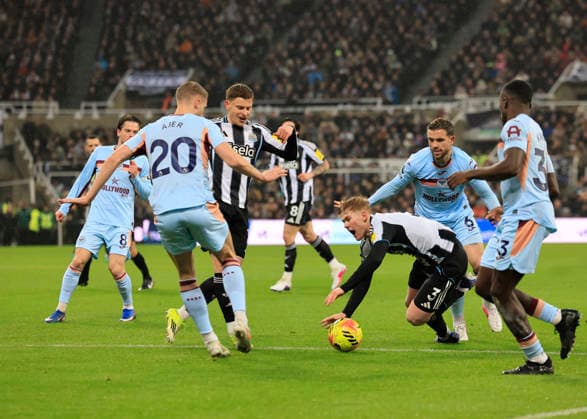 Newcastle United v Brentford Premier League Lewis Hall of Newcastle United is fouled by Jordan Henderson of Brentford during the Premier League match at St. James s Park, Newcastle 07 02 2026 UK Newspapers OUT Copyright: xFredxPalmerx FIL-22936-0054