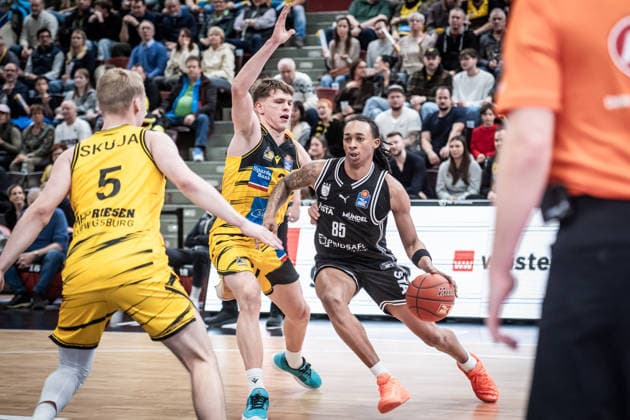 Austin Crowley BMA365 Bamberg Baskets, 85 vs Julis Baumer MHP RIESEN Ludwigsburg, 37 and Toms Skuja MHP RIESEN Ludwigsburg, 05 GER, MHP Riesen vs BMA365 Bamberg Baskets, Basketball Bundesliga, easycredit BBL, 19 Matchday, Season 2025 2026, 07 02 2026 GER, MHP Riesen vs BMA365 Bamberg Baskets, Basketball Bundesliga, easycredit BBL, 19 Matchday, Season 2025 2026, 07 02 2026 Ludwigsburg Copyright: xSandyxDinkelackerx EP_SDR