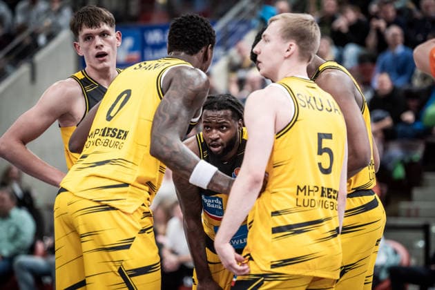Traveon Buchanan MHP RIESEN Ludwigsburg, 02 critical look in the team circle at Babacar Sane MHP RIESEN Ludwigsburg, 00 GER, MHP Riesen vs BMA365 Bamberg Baskets, Basketball Bundesliga, easycredit BBL, Matchday 19, Season 2025 2026, 07 02 2026 GER, MHP Riesen vs BMA365 Bamberg Baskets, Basketball Bundesliga, easycredit BBL, Matchday 19, Season 2025 2026, 07 02 2026 Ludwigsburg Copyright: xSandyxDinkelackerx EP_SDR