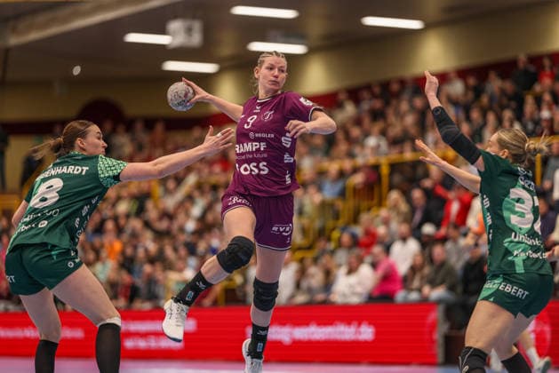 GER, Bensheim, HSG Bensheim Auerbach Flames vs TuS Metzingen, Alsco Handball Bundesliga Frauen, Handball, DHB, Spielzeit 2025 2026, Weststadthalle Bensheim, 16 Spieltag im Bild v l Lena Degenhardt HSG Bensheim Auerbach Flames Frauen 8 , Naina Klein TuS Metzingen Handball 9 DFB DFL REGULATIONS PROHIBIT ANY USE OF PHOTOGRAPHS AS IMAGE SEQUENCES AND OR QUASI VIDEO, 07 02 2026 Copyright: HMBxMedia HendrikxHamelau