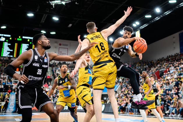 Ludwigsburg, BBL 25 26 MHP Riesen Ludwigsburg vs Bamberg Baskets v li Ejiofor Onu Bamberg , Jonas Wohlfarth Bottermann Ludwigsburg , Imbrahim Watson Bamberg Ludwigsburg MHP Arena Baden Württemberg Germany