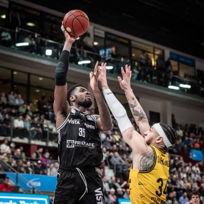 Ejiofor Onu BMA365 Bamberg Baskets, 35 vs Gavin Schilling MHP RIESEN Ludwigsburg, 34 GER, MHP Riesen vs BMA365 Bamberg Baskets, Basketball Bundesliga, easycredit BBL, Matchday 19, Season 2025 2026, 07 02 2026 GER, MHP Riesen vs BMA365 Bamberg Baskets, Basketball Bundesliga, easycredit BBL, Matchday 19, Season 2025 2026, 07 02 2026 Ludwigsburg Copyright: xSandyxDinkelackerx EP_SDR