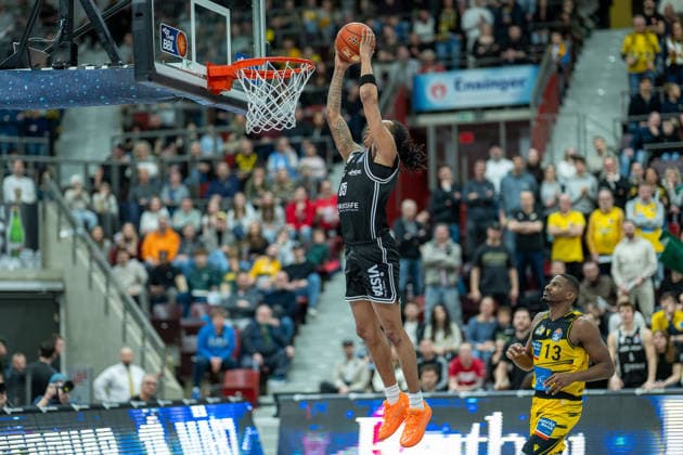 Austin Crowley Bamberg Baskets, 85 , Yorman Polas Bartolo MHP RIESEN Ludwigsburg, 13 , GER, MHP Riesen vs BMA365 Bamberg Baskets, Basketball Bundesliga, easycredit BBL, Matchday 19, Season 2025 2026, 07 02 2026, GER, MHP Riesen vs BMA365 Bamberg Baskets, Basketball Bundesliga, easycredit BBL, Matchday 19, Season 2025 2026, 07 02 2026 Ludwigsburg Copyright: xEibner-Pressefoto SaschaxWaltherx EP_EER