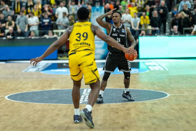 Maxwell Temoka MHP RIESEN Ludwigsburg, 39 , Cobe Williams Bamberg Baskets, 24 , GER, MHP Riesen vs BMA365 Bamberg Baskets, Basketball Bundesliga, easycredit BBL, Matchday 19, Season 2025 2026, 07 02 2026, GER, MHP Riesen vs BMA365 Bamberg Baskets, Basketball Bundesliga, easycredit BBL, Matchday 19, Season 2025 2026, 07 02 2026 Ludwigsburg Copyright: xEibner-Pressefoto SaschaxWaltherx EP_EER
