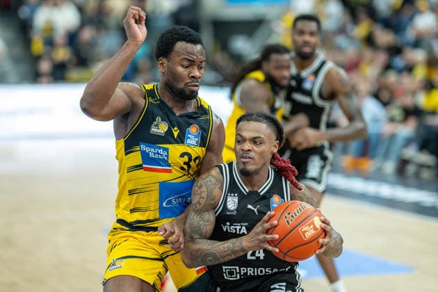 Maxwell Temoka MHP RIESEN Ludwigsburg, 39 , Cobe Williams Bamberg Baskets, 24 , GER, MHP Riesen vs BMA365 Bamberg Baskets, Basketball Bundesliga, easycredit BBL, Matchday 19, Season 2025 2026, 07 02 2026, GER, MHP Riesen vs BMA365 Bamberg Baskets, Basketball Bundesliga, easycredit BBL, Matchday 19, Season 2025 2026, 07 02 2026 Ludwigsburg Copyright: xEibner-Pressefoto SaschaxWaltherx EP_EER
