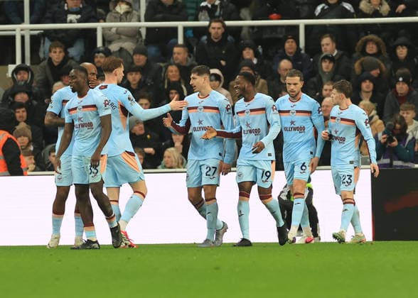 Newcastle United v Brentford Premier League Vitaly Janelt of Brentford (middle) celebrates scoring his teams first goal with team mates during the Premier League match at St. James s Park, Newcastle 07 02 2026 UK Newspapers OUT Copyright: xFredxPalmerx FIL-22936-0062