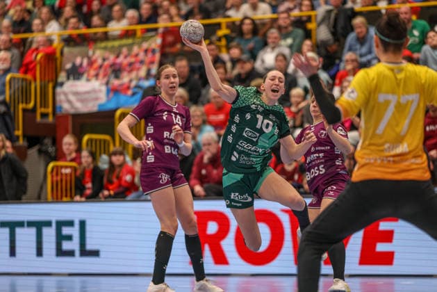 GER, Bensheim, HSG Bensheim Auerbach Flames vs TuS Metzingen, Alsco Handball Bundesliga Frauen, Handball, DHB, Spielzeit 2025 2026, Weststadthalle Bensheim, 16 Spieltag im Bild v l Klara Schlegel TuS Metzingen , Matilda Ehlert HSG Bensheim Auerbach Flames Frauen 10 DFB DFL REGULATIONS PROHIBIT ANY USE OF PHOTOGRAPHS AS IMAGE SEQUENCES AND OR QUASI VIDEO, 07 02 2026 Copyright: HMBxMedia HendrikxHamelau