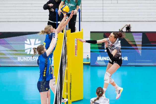 1 Volleyball Bundesliga Women Schwarz Weiss Erfurt vs SSC Palmberg Schwerin Erfurt 07 02 2026 Isabel Kova i 11 Schwarz Weiss Erfurt vs Helena Kok 20 SSC Palmberg Schwerin top and Britte Mayke Stuut 8 SSC Palmberg Schwerin front 1 Volleyball Bundesliga Women Schwarz Weiss Erfurt vs SSC Palmberg Schwerin Riethsporthalle Erfurt 07 02 2026 Copyright: xBEAUTIFULxSPORTS Duehringx