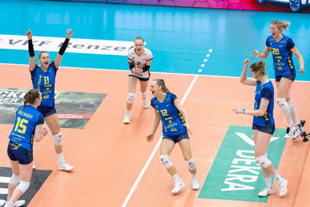 1 Volleyball Bundesliga Women Schwarz Weiss Erfurt vs SSC Palmberg Schwerin Erfurt 07 02 2026 Cheers, Hannah Kohn 12 SSC Palmberg Schwerin with team 1 Volleyball Bundesliga Women Schwarz Weiss Erfurt vs SSC Palmberg Schwerin Riethsporthalle Erfurt 07 02 2026 Copyright: xBEAUTIFULxSPORTS Duehringx