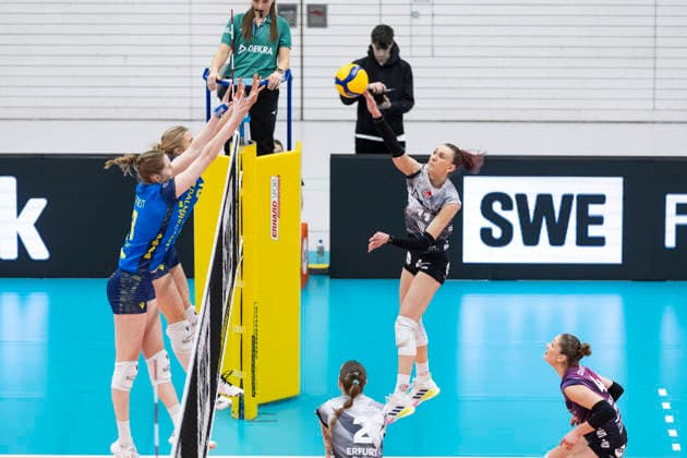 1 Volleyball Bundesliga Women Schwarz Weiss Erfurt vs SSC Palmberg Schwerin Erfurt 07 02 2026 Isabel Kova i 11 Schwarz Weiss Erfurt vs Helena Kok 20 SSC Palmberg Schwerin top and Britte Mayke Stuut 8 SSC Palmberg Schwerin front 1 Volleyball Bundesliga Women Schwarz Weiss Erfurt vs SSC Palmberg Schwerin Riethsporthalle Erfurt 07 02 2026 Copyright: xBEAUTIFULxSPORTS Duehringx