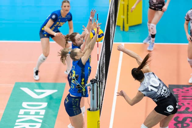 1 Volleyball Bundesliga Women Schwarz Weiss Erfurt vs SSC Palmberg Schwerin Erfurt 07 02 2026 Kinga Szücs 10 Schwarz Weiss Erfurt vs Hannah Kohn 12 SSC Palmberg Schwerin front and Britte Mayke Stuut 8 SSC Palmberg Schwerin top 1 Volleyball Bundesliga Women Schwarz Weiss Erfurt vs SSC Palmberg Schwerin Riethsporthalle Erfurt 07 02 2026 Copyright: xBEAUTIFULxSPORTS Duehringx