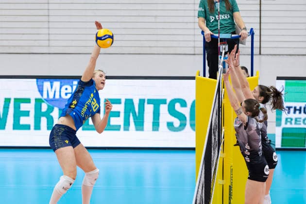 1 Volleyball Bundesliga Women Schwarz Weiss Erfurt vs SSC Palmberg Schwerin Erfurt 07 02 2026 Helena Kok 20 SSC Palmberg Schwerin vs Emilie Respaut 5 Schwarz Weiss Erfurt back and Elizabeth Sandbothe 2 Schwarz Weiss Erfurt front 1 Volleyball Bundesliga Women Schwarz Weiss Erfurt vs SSC Palmberg Schwerin Riethsporthalle Erfurt 07 02 2026 Copyright: xBEAUTIFULxSPORTS Duehringx