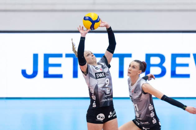 1 Volleyball Bundesliga Women Schwarz Weiss Erfurt vs SSC Palmberg Schwerin Erfurt 07 02 2026 Antonia Greskamp 9 Schwarz Weiss Erfurt and Isabel Kova i 11 Schwarz Weiss Erfurt behind 1 Volleyball Bundesliga Women Schwarz Weiss Erfurt vs SSC Palmberg Schwerin Riethsporthalle Erfurt 07 02 2026 Copyright: xBEAUTIFULxSPORTS Duehringx