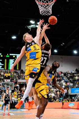 Ludwigsburg, BBL 25 26 MHP Riesen Ludwigsburg vs Bamberg Baskets Toms Skuja Ludwigsburg , Moritz Krimmer Bamberg , Traveon Buchanan Ludwigsburg Ludwigsburg MHP Arena Baden Württemberg Germany