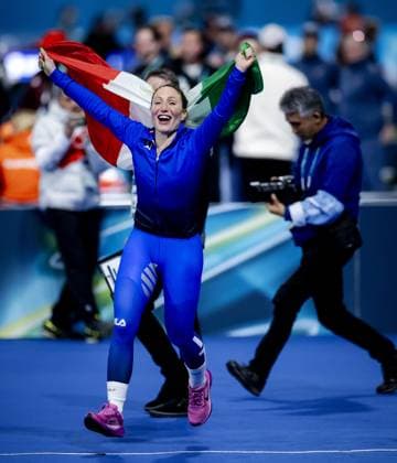 MILAN - Francesca Lollobrigida (ITA) celebrates after winning gold in the 3,000 meters of long track Speed skating, Eisschnelllauf at the Milan Speed Skating Stadium at the Milan Winter Olympics. ROBIN VAN LONKHUIJSEN ANP xVIxANPxSportx xxANPxIVx 549935993 originalFilename: 549935993.jpg
