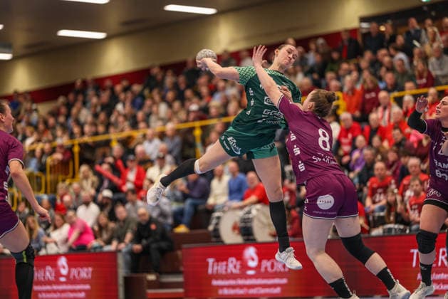 GER, Bensheim, HSG Bensheim Auerbach Flames vs TuS Metzingen, Alsco Handball Bundesliga Frauen, Handball, DHB, Spielzeit 2025 2026, Weststadthalle Bensheim, 16 Matchday in the picture from l Lena Degenhardt HSG Bensheim Auerbach Flames Women 8 , Ida Petzold TuS Metzingen Handball 8 DFB DFL REGULATIONS PROHIBIT ANY USE OF PHOTOGRAPHS AS IMAGE SEQUENCES AND OR QUASI VIDEO, 07 02 2026 Copyright: HMBxMedia HendrikxHamelau