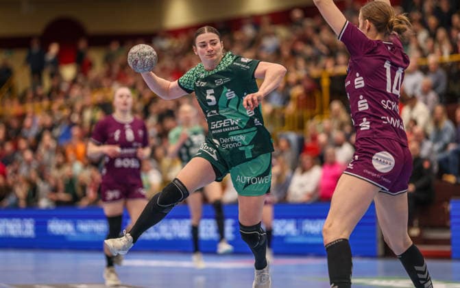 GER, Bensheim, HSG Bensheim Auerbach Flames vs TuS Metzingen, Alsco Handball Bundesliga Frauen, Handball, DHB, Spielzeit 2025 2026, Weststadthalle Bensheim, 16 Spieltag im Bild v l Isabell Hurst HSG Bensheim Auerbach Flames Frauen 5 , Klara Schlegel TuS Metzingen , Torwurf DFB DFL REGULATIONS PROHIBIT ANY USE OF PHOTOGRAPHS AS IMAGE SEQUENCES AND OR QUASI VIDEO, 07 02 2026 Copyright: HMBxMedia HendrikxHamelau