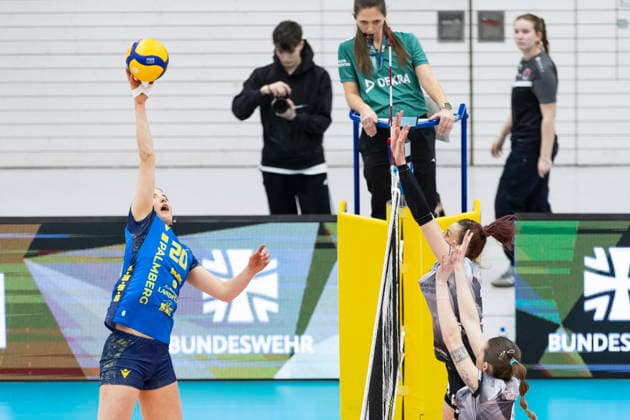 1 Volleyball Bundesliga Women Schwarz Weiss Erfurt vs SSC Palmberg Schwerin Erfurt 07 02 2026 Helena Kok 20 SSC Palmberg Schwerin vs Isabel Kova i 11 Schwarz Weiss Erfurt top and Elizabeth Sandbothe 2 Schwarz Weiss Erfurt front 1 Volleyball Bundesliga Women Schwarz Weiss Erfurt vs SSC Palmberg Schwerin Riethsporthalle Erfurt 07 02 2026 Copyright: xBEAUTIFULxSPORTS Duehringx